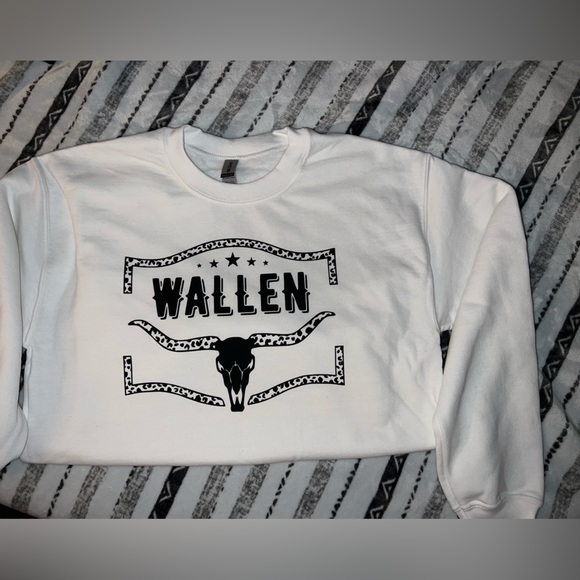 Gildan Tops - Wallen Tee sweatshirt
